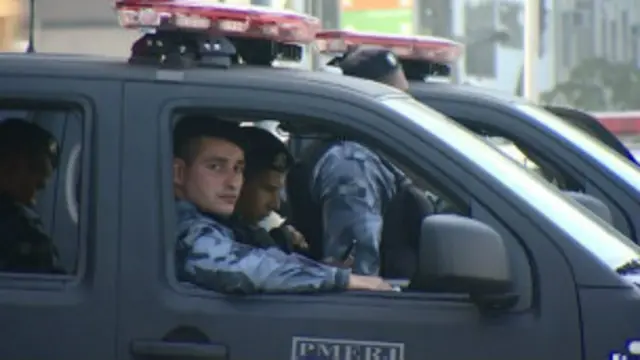 Policías de Río de janeiro observan desde un vehículo.
