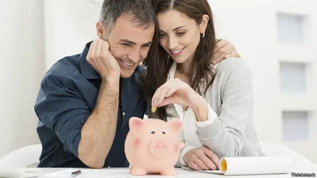 Мужчина и женщина откладывают на черный день