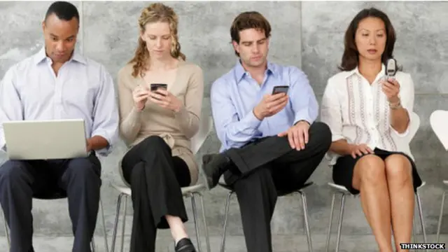 Personas con sus teléfonoso celulares