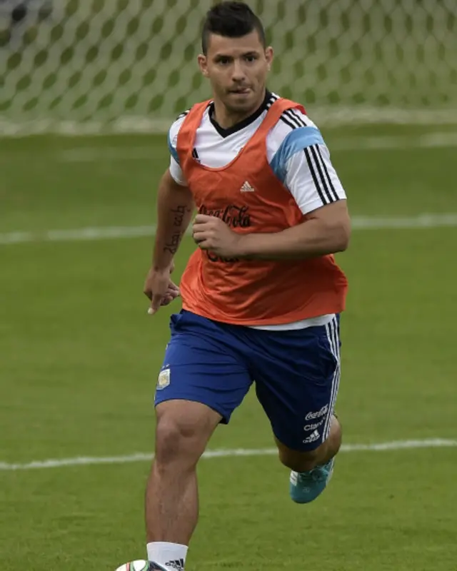 ارجنٹینا کو اگر کوارٹر فائنل سے آگے بڑھنا ہے تو سرجیو اگویرو اور ہیگوائن کو بھی گول کرنے ہوں گے۔