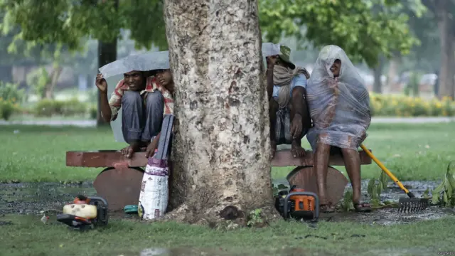 محکمہ موسمیات نے امید ظاہر کی ہے کہ جولائی اور اگست میں جون کے مقابلے اچھی بارش ہوگی۔ دہلی میں مزدوروں کی بارش کے دوران خود کو بچانے کی ایک کوشش۔