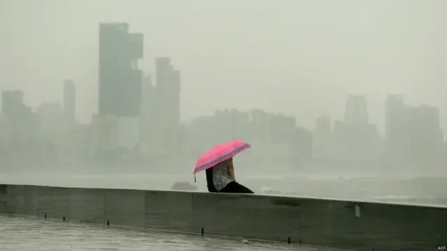 بھارت کے ساحلی شہر ممبئی میں تاحال مون سون کی بارش امید سے کم رہی ہے۔ ایسے میں ساحل سمندر پر بارش کا لطف لیتے جوڑوں کو دیکھا جاسکتا ہے۔