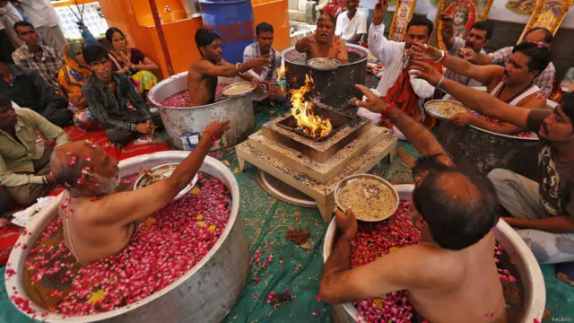 ریاست گجرات کے شہر احمد آباد میں ہندو پجاری بارش ہونے کے لیے پوجا کرتے ہوئے۔ محکمہ موسمیات کے مطابق جون میں اوسط سے 43 فیصد کم بارش ہوئی ہے۔