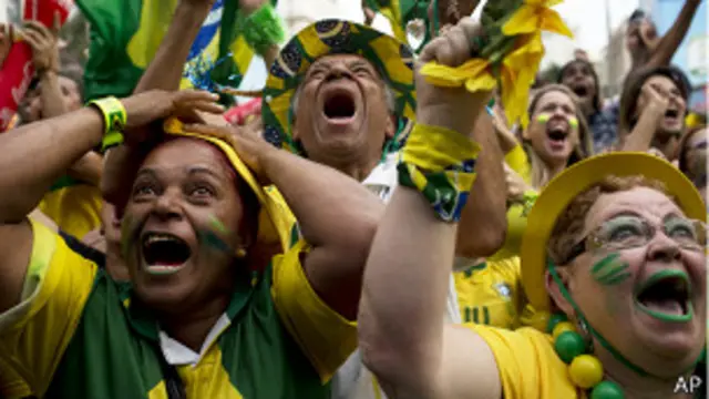 Los aficionados de la Canarinha vienen de festejo en festejo, pero sufriendo.