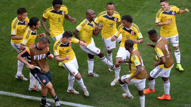 La selección Colombia celebra un gol en el Mundial de Brasil 2014.