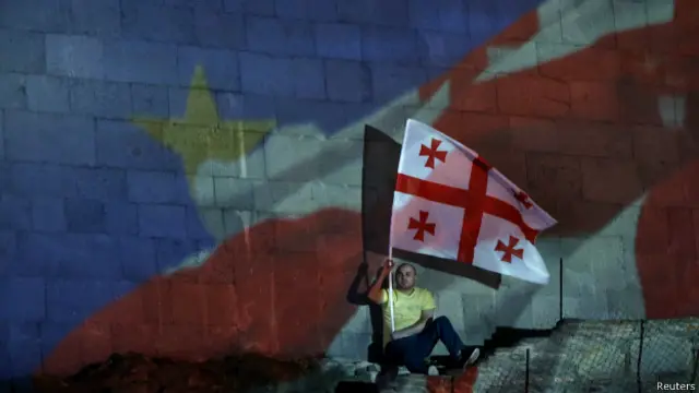 Мужчина с флагом Грузии