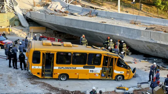 巴西的世界杯主辦城市貝洛奧裏藏特的一座立交橋坍塌,壓在了一輛公共汽車上,至少一人死亡。