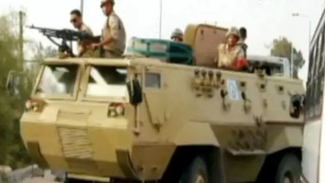 شن الجيش المصري حملة دهم واسعة في سيناء للقضاء على مسلحي الجماعات المتشددة.