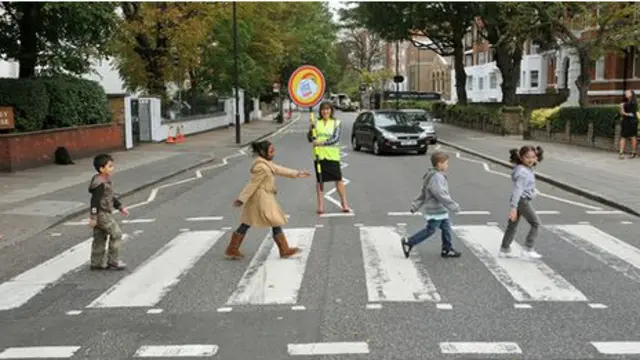 Niños imitando la portada de Abby Road