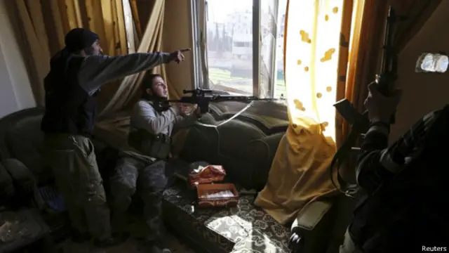 الخطة البريطانية كانت تقضي بتدريب الجيش المقترح في تركيا والأردن.
