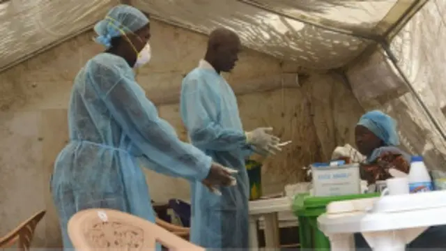 La fièvre Ebola persiste en Afrique de l'Ouest, malgré la mobilisation des pays de la région, qui en ont discuté jeudi à Accra (Ghana)