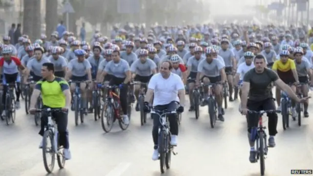 سیسي د اقتصادي سپما لپاره، له هېوادوالو پر بایسکلونو او پښو ګرځېدو غوښتنه کړې