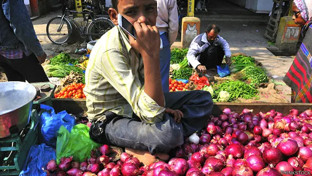 پیاز اگر کچن کے اندر آنسو بہانے پر مجبور کر دیتا ہے تو حکومتوں کے پسینے بھی چھڑا دینے کی صلاحیت رکھتا ہے