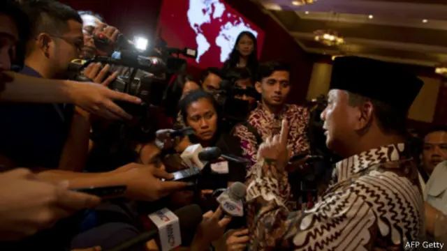 Kubu Prabowo didukung oleh pengusaha media Aburizal Bakrie dan Hary Tanoesoedibjo.