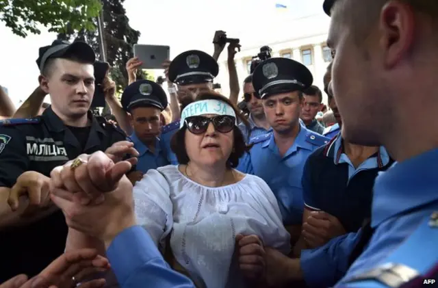 الشرطة تحيط بامرأة