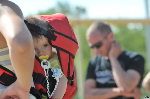 سيدة تحمل طفل صغير