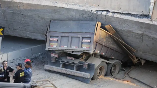 شاحنة تحت الجسر