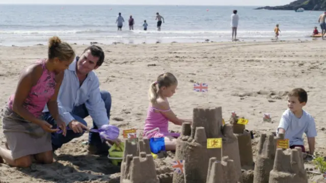 随着暑假的临近，密切关注此案的不仅是学生家长，还有大大小小的旅游公司。