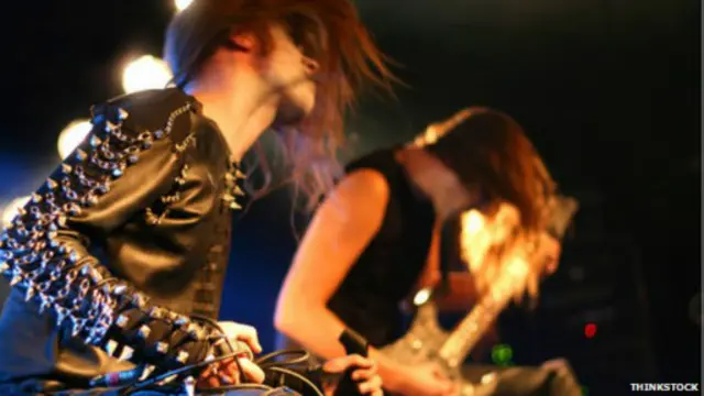 Headbanging menjadi populer di tahun 1970-an di antara penggemar musik heavy metal.