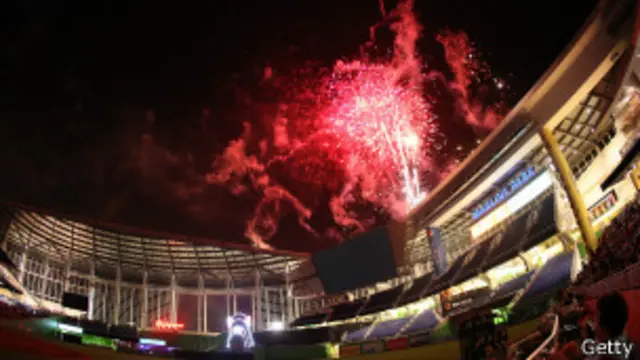 چین سے درآمد کردہ پٹاخے امریکی آسمانوں کو جگمگا رہے ہیں