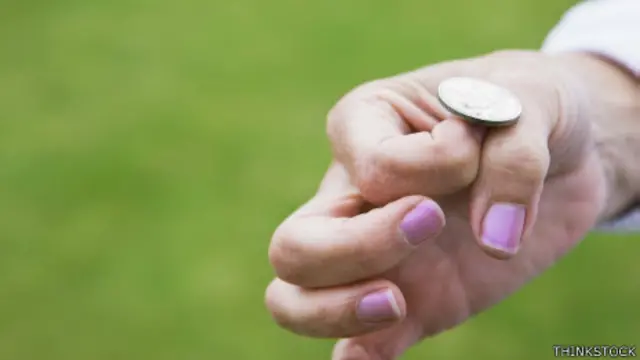 Moneda a punto de ser lanzada.