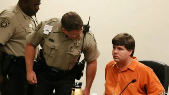 الأب في المحكمة وبجانبه شرطيين