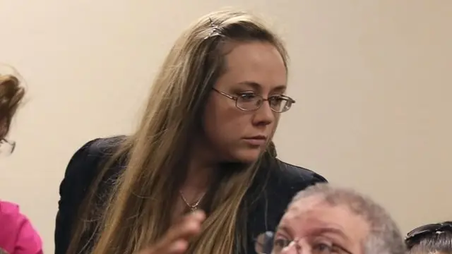 لینا، مادر کودک در جلسه رسیدگی به صدور قرار وثیقه همسرش حضور یافته بود