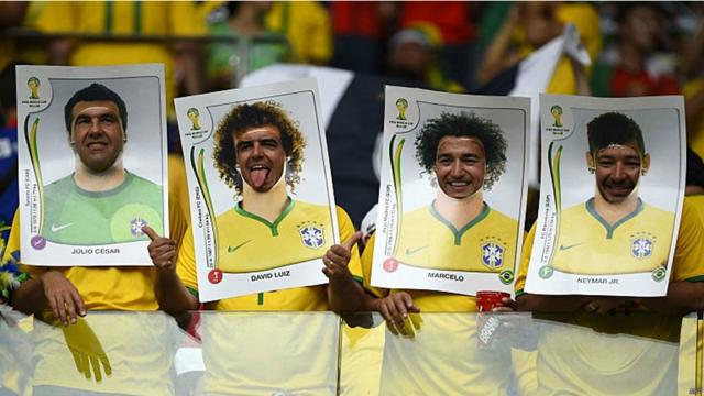 Entre os brasileiros, o clima era de bom humor, com as famosas sátiras às figurinhas de jogadores no meio da torcida, como durante o jogo contra o México, em Fortaleza. (Foto: AFP)