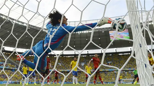 Empate sem gols, vitória folgada contra Camarões e o sufoco contra o Chile; veja como a seleção se saiu nesta Copa