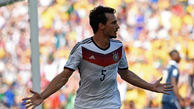 No le puso emoción al festejo pero sí metió la cabeza. Mats Hummels a los 13' y el 1-0 para el equipo de Löw.