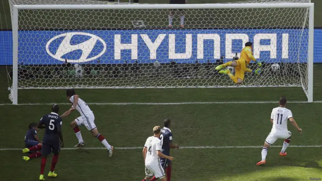 Lloris la vio entrar.