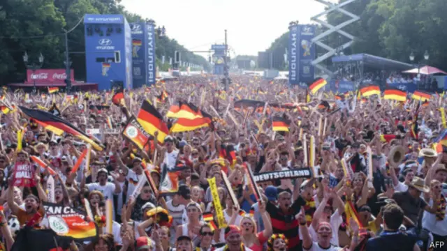 在柏林，球迷們正在觀看大屏幕播放的巴西世界杯四分之一決賽德法大戰的實況轉播。