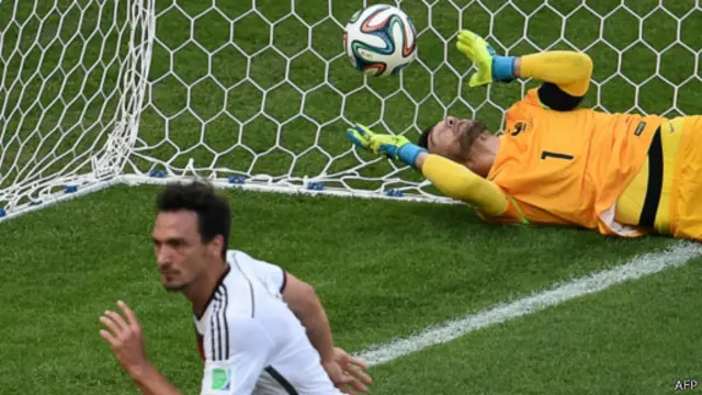 Bàn đánh đầu của Hummels khiến Lloris bó tay.