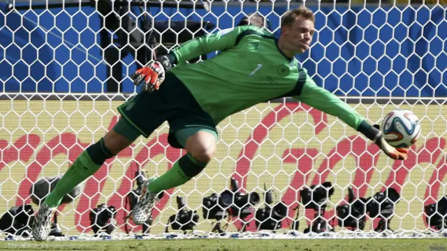 Paradón de Neuer en el 33'. No sólo sabe jugar con los pies.