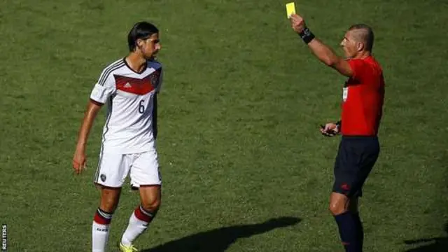 Khedira nhận thẻ vàng sau khi cản phá đợt phản công của Pháp ở giữa hiệp hai.