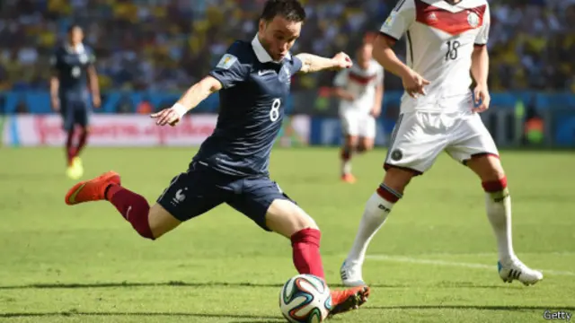 Tiền đạo Pháp Valbuena đi bóng từ cánh phải khung thành tuyển Đức.