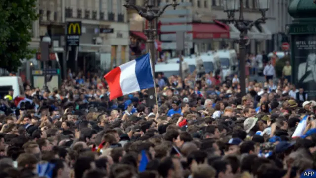 法國球迷在巴黎市政大廳外的露天大屏幕前觀看巴西世界杯四分之一決賽的法德比賽。