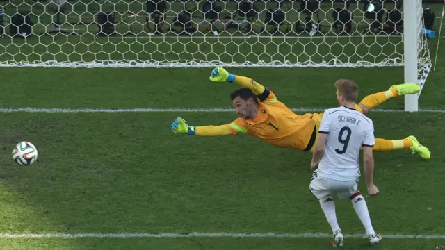 La tuvo Schürrle a los 82' para liquidarlo pero salvó Lloris.