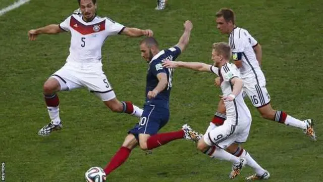 Benzema tả sung hữu đột trong 4 phút bù giờ của trận đấu.