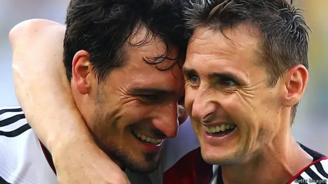 जर्मन फ़ुटबॉल खिलाड़ी मैट हमल्स और मिरोस्लाव क्लोसे