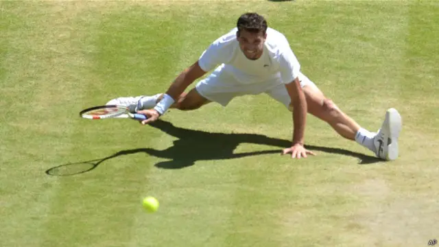 在本场比赛中,由于场地的原因,两位球员都多次滑到,在谈论这个问题的时候,小德和季米特洛夫似乎都没有很大的埋怨情绪。