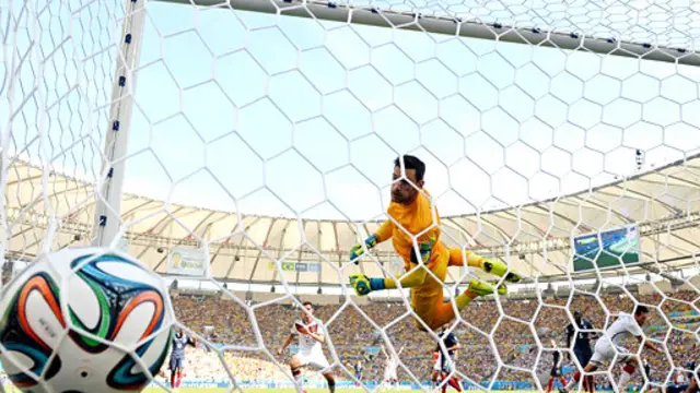 Thủ thành Lloris bay hết cỡ song không thể cản phá cú đánh đầu của Hammels phút 13.