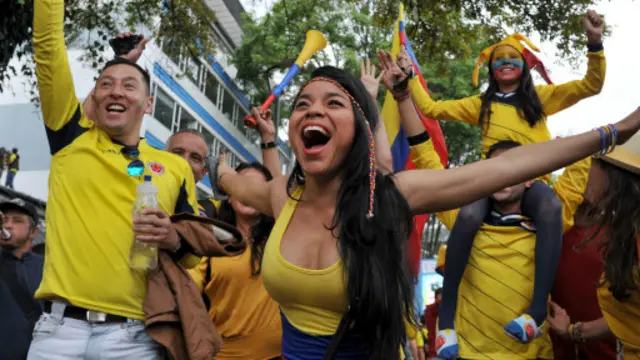 Cổ động viên Colombia hào hứng trước trận đấu.