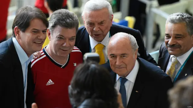 El presidente Santos y el mandatario de la FIFA, Joseph Blatter.