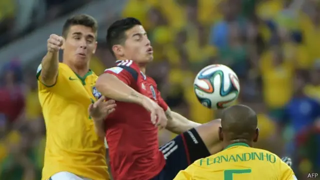 Ngôi sao James Rodriguez của Colombia trong pha không chiến với Oscar.