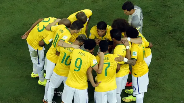 Thiago Silva da la charla previa al segundo tiempo.