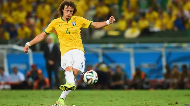 Así la tocó David Luiz para su golazo de tiro libre.