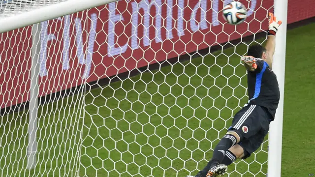 Ospina se estiró pero no llegó.