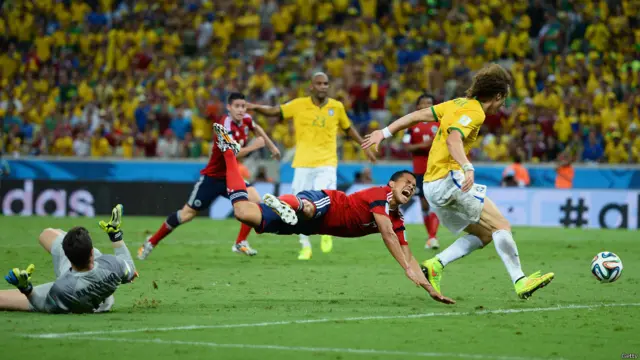 Julio Cesar le cometió penal a Bacca.