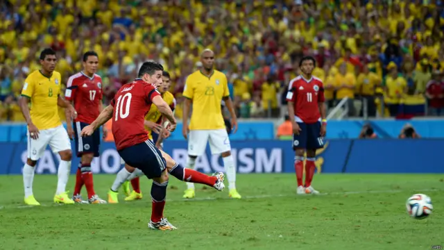 James Rodríguez anotó de penal su sexto gol en Brasil 2014.